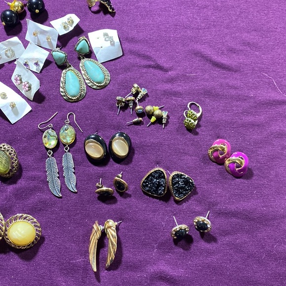 20+ pairs of earrings - Picture 3 of 4